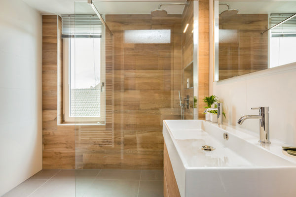 Badkamer met houtlook tegels